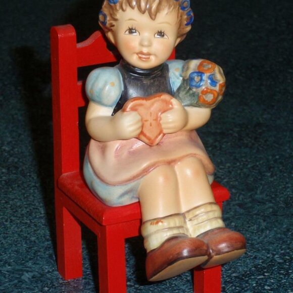 "Heart's Delight" Goebel Hummel Valentine's Day Figurine #698 With Box - GIFT! - Picture 1 of 13
